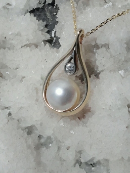 Photo of Northwest Indiana pearl necklace.