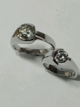 Photo crown point diamond jewelry.