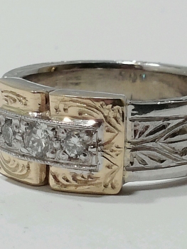Photo mens wedding band Crown Point.